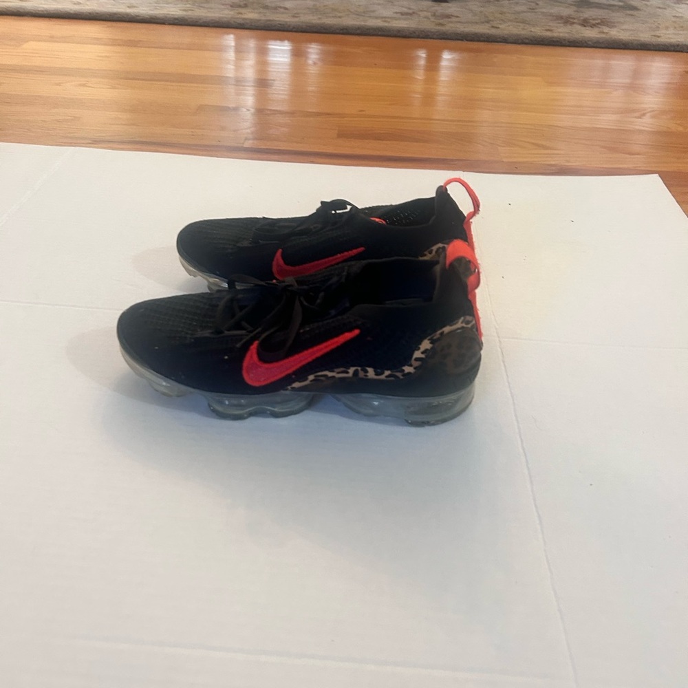 Vapor max Nike Stylish Black and Red women shoes